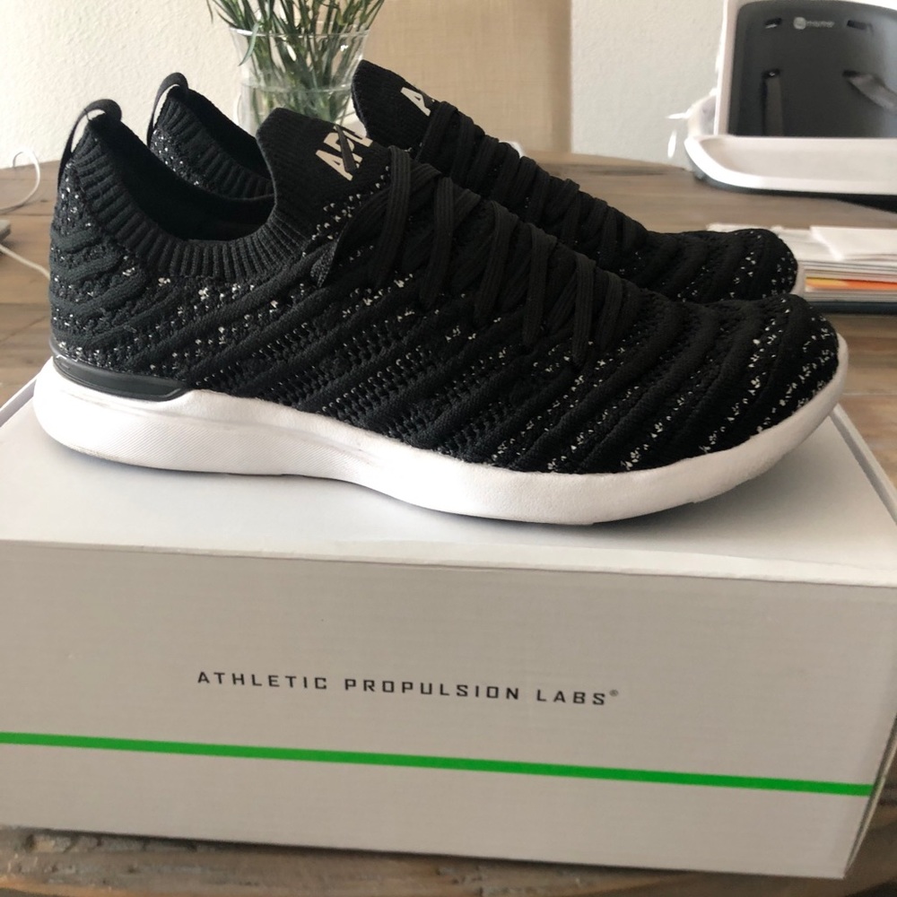 APL woven black and white size 7